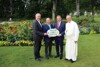 NÖ-Landesrat Dr. Martin Eichtinger, Landesrat Max Hiegelsberger, Landeshauptmann Mag. Thomas Stelzer und Abt emeritus des Stiftes Schlägl Mag.  Martin Felhofer in der blühenden Landesgartenschau Bio.Garten.Eden