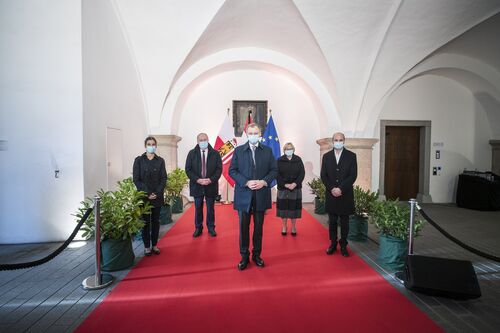 LAbg. Mag.a Dr.in Elisabeth Manhal, Zweiter Präsident des Oö. Landtags Dipl.-Ing. Dr. Adalbert Cramer, Landeshauptmann Mag. Thomas Stelzer, Dritte Präsidentin des Oö. Landtags Gerda Weichsler-Hauer und LAbg. Severin Mayr stehen im Landhausdurchgang leicht versetzt, jede Person mit einem Mundschutz