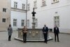 Susanne Kreinecker, Landesrat Max Hiegelsberger, Landeshauptfrau-Stellvertreter Stephan Pernkopf und Thomas Heindl vor dem Brunnen im Arkadenhof des Linzer Landhauses