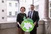 Generalsekretär Ökosozialesforum Hans Mayrhofer und Agrar-Landesrätin Michaela Langer-Weninger mit dem Schild zur Kampagne des OÖ Agrarressorts zum Thema Kreislaufstrategie.