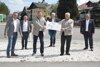 Gerald Egger, Wolfgang Obermair, Landesrat Günther Steinkellner, Herbert Rechberger, Rudolf Hemetsberger und Mayrhofer Harald neben einer Straße im Ortsgebiet, Landesrat Günther Steinkellner und Gerald Egger halten gemeinsam einen Bauplan in Händen