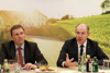 (v. r.): Agrar-Landesrat Max Hiegelsberger und Abteilungsleiter HR Mag. Hubert Huber erläutern die Schwerpunkte des oberösterreichischen Vorsitzes in der Landesagrarreferenten-Konferenz