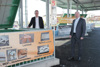 Roland Wohlmuth und Landesrat Max Hiegelsberger neben großen Containern für sortierten Abfall