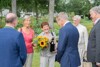 (von links bis auf die beiden Besucherinnen): Landesrat Max Hiegelsberger, Landeshauptmann Mag. Thomas Stelzer, Kämmerer Mag. Markus Rubasch, Landesgartenschau Geschäftsführerin Mag.a Barbara Kneidinger und Landesrat NÖ Dr. Martin Eichtinger bei der Übergabe von Blumen und Schlägler Bier an Ulrike Dubischar und Marianne Reischl