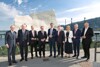 Dr. Wilfried Haslauer (Landeshauptmann Salzburg), Hermann Schützenhöfer (Landeshauptmann Steiermark), Dr. Peter Kaiser (Landeshauptmann Kärnten), Günther Platter (Landeshauptmann Tirol), Mag. Markus Wallner (Landeshauptmann Vorarlberg), Dr. Michael Ludwig (Landeshauptmann Wien), Mag.a Johanna Mikl-Leitner (Landeshauptfrau Niederösterreich), Mag. Thomas Stelzer (Landeshauptmann OÖ) und Mag. Hans Peter Doskozil (Landeshauptmann Burgenland) stehen nebeneinander vor der Seebühne der Bregenzer Festspiele.