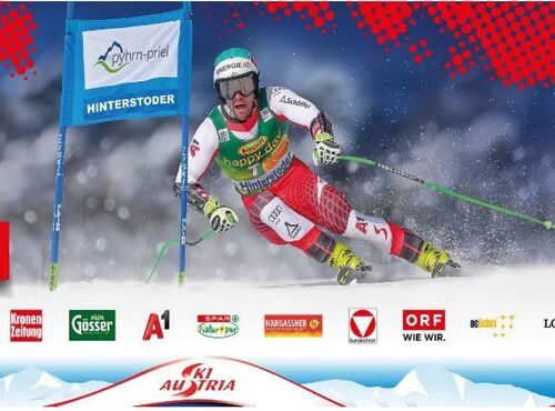 Skifahrer kurvt um ein Tor, Sponsorlogos