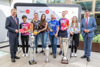 Landeshauptmann Thomas Stelzer (l.) und Wirtschafts- und Sport-Landesrat Markus Achleitner (r.) stehen nebeneinander mit den Sportlern - von links - Liu Jia (Linz AG Froschberg), Eva Freiberger, Carina Fuchs (beide Steelvolleys), Stephan Ziermayr (BSC 70 Linz), Sofia Polcanova (Linz AG Froschberg) und Katharina Hoedt (UHC Linz),dahinter ein Plakat des Sportlandes OÖ.