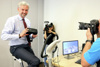 LH-Stv. Dr. Michael Strugl beim Testen des Ergometers mit Virtual-Reality-Brille.