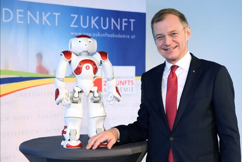 Landeshauptmann Mag. Thomas Stelzer mit dem humanoiden Roboter NAO