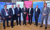 Wolfgang Bohmayr (Kunststoff-Cluster, Business Upper Austria), Robert Machtlinger (CEO FACC AG), Georg Steinbichler (Leiter LIT Factory, JKU), Wirtschafts- und Forschungs-Landesrat Markus Achleitner, Gerhard Dimmler (CTO ENGEL Austria GmbH), Manfred Hackl (CEO EREMA Group) und Rudolf Wölfer (Head of Innovation Project Management Office at BOREALIS Polyolefine GmbH) stehen nebeneinander; hinter ihnen sind mehrere Rollups mit unterschiedlichen Aufschriften zu sehen