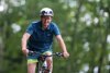 Landesrat Markus Achleitner mit Helm beim Radfahren