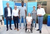 Johannes Artmayr, Horst Felbermayr, Endioras Kingley, Elisabeth Egger, Kevin Kamenschak und LR  Markus Achleitner stehen vor drei Sport-Roll-ups - Elisabeth Egger sitzt im Rollstuhl.