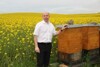 Landesrat Max Hiegelsberger mit Bienenstock