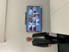 Landesrat Max Hiegelsberger vor einem Bildschirm, auf dem zehn Teilnehmerinnen und Teilnehmer einer Video Konferenz zu sehen sind