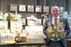 Landesrat Max Hiegelsberger mit einem Genussland-Osterkorb in einem Bschoad Binkerl Shop
