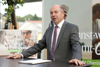 Landesrat Max Hiegelsberger an einem Stehtisch, auf dem die Pressekonferenz-Unterlage liegt. Im Hintergrund Plakat mit Aufschrift Der Frisch-aus-dem Backofen-Genuss, Das echte Oberösterreich. Abgebildet ist ein Mann, der bei einem Brotstück abbeißt und genussvoll die Augen schließt