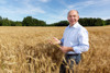 Landesrat Max Hiegelsberger in einem sommerlichen Getreidefeld