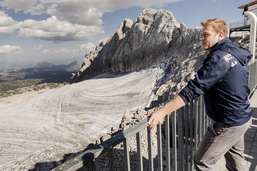 Landesrat Stefan Kaineder am Dachstein-Gletscher.