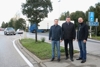 Bgm. Christian Partoll, Infrastruktur-Landesrat Günther Steinkellner und Vize-Bgm. Albert Wituschek stehen auf einer Verkehrsinsel im Stadtgebiet Ansfelden.