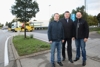 Bgm. Christian Partoll, Infrastruktur-Landesrat Günther Steinkellner und Vize-Bgm. Albert Wituschek stehen auf einer Verkehrsinsel im Stadtgebiet Ansfelden.