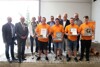 Auf einem Gruppenbild sind mehrere Personen zu sehen; die oberösterreichischen Teilnehmer am Bundeslehrlingswettbewerb, Hubert Naderer, Felix Koflgruber, Florian Brandl und Fabian Moser sind mit orangefarbenen Poloshirts bekleidet und stehen in der ersten Reihe mit jeweils einer Urkunde in der Hand; unter anderem sind am Foto auch der Landtagspräsident Wolfgang Stanek, Straßen- und Lehrmeister Walter Reich von der Straßenmeisterei Altheim,  Leiter der Abteilung Straßenneubau und Erhaltung Dipl.-Ing. Christian Dick und LAbg. Ing. Michael Fischer zu sehen.