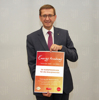 Wirtschafts- und Energie-Landesrat Markus Achleitner hält das neue Kursprogramm 2021/2022 der Energy Academy des OÖ Energiesparverbandes in Händen.