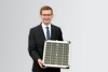 Wirtschafts- und Energie-Landesrat Markus Achleitner mit einem Solarpaneel.