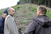 Landesrat Max Hiegelsberger beim Lokalaugenschein mit vom Borkenkäfer geschädigten Waldbewirtschaftern