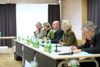 Mitarbeiter von DIin Maria Patek, DIin Maria Patek, Landesrat Max Hiegelsberger, DIin Elfriede Moser und ein Mitarbeiter von DIin Elfriede Moser am Konferenztisch