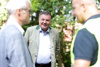 Infrastruktur-Landesrat Mag. Günther Steinkellner ist im Gespräch mit zwei Männern zu sehen; bei dem Foto handelt es sich um eine Archivaufnahme 