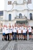 Sport-Landesrat und LASK-Fan Markus Achleitner mit den Teilnehmern der LASK-Wallfahrt nach Mariazell beim heutigen Start nach einem Gottesdienst in der Stiftskirche.