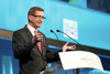 Wirtschafts- und Energie-Landesrat Markus Achleitner hält stehend an einem Pult seine Eröffnungsrede der letzten World Sustainable Energy Days in Wels.