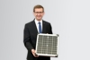 Wirtschafts- und Energie-Landesrat Markus Achleitner mit einem Solarpaneel