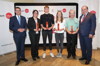 Landesrat Markus Achleitner, Elisa Mörzinger, Matthias Lasch, Mag.a Bianca Wassermayr, Ing. Fritz Guggenberger und DI Erich Haider stehen nebeneinander vor Rollplakaten und einer Fotowand mit Beschriftung Sport Oberösterreich, Olympiazentrum Oberösterreich