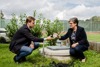 Umweltlandesrat Stefan Kaineder mit der Ohlsdorfer Bürgermeisterin Christine Eisner bei einem der betroffenen Brunnen in Aurachkirchen (Ohlsdorf)