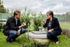 Umweltlandesrat Stefan Kaineder mit der Ohlsdorfer Bürgermeisterin Christine Eisner bei einem der betroffenen Brunnen in Aurachkirchen (Ohlsdorf)