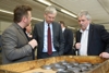 v.l.: Geschäftsführer Gerhard Holzinger präsentierte Wirtschafts-Landesrat Dr. Michael Strugl im Rahmen von dessem Bezirkstag in Rohrbach den Helfenberger High-Tech-Betrieb HOGA Zerspanungstechnik. Rechts im Bild Rohrbachs Wirtschaftskammer-Obmann Herbert