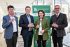 Dr. Franz Überwimmer, Landesrat Stefan Kaineder, Landesrätin Michaela Langer-Weninger und Franz Waldenberger stehen nebeneinander im Foyer des OÖ. Presseclubs, jeder hält ein Glas Wasser in der Hand, im Hintergrund Rollplakate mit Beschriftung lk Landwirtschaftskammer Oberösterreich, Boden.Wasser.Schutz.Beratung