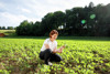 Landesrätin Michaela Langer-Weninger in einem Feld mit jungen Pflanzen