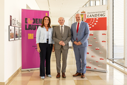 Zweite Landtagspräsidentin Sabine Binder, Landtagspräsident Max Hiegelsberger und dritter Landtagspräsident Peter Binder präsentieren die Bilanz des vergangenen Landtagsjahres 2025/2026. 