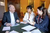 Landtagspräsident Max Hiegelsberger im Gespräch mit zwei jungen Frauen an einem Tisch mit Unterlagenmappen.