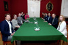 Landtagspräsident Max Hiegelsberger sitzt an einem Tisch in einem Repräsentationsraum des Landhauses mit elf Personen.