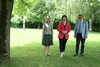 Landesforstdirektorin Elfriede Moser, Forst-Landesrätin Michaela Langer-Weninger und Dr. Klemens Schadauer (BFW) stehen nebeneinander in einem Park.