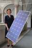 Agrar-Landesrätin Michaela Langer-Weninger hält ein Solarpaneel im Gang des Arkadenhofs des Landhauses in Linz.
