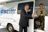 LR Rudi Anschober mit einem Chemiker bei der Tour des Laborbusses von OÖ. Wasser.