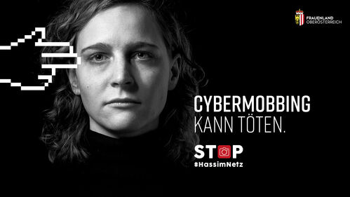  Sujet zur Kampagne, auf die Schläfe einer Frau zeigt eine digitale Hand in Form einer Pistole, Aufschrift Cybermobbing kann töten, Stop Hass im Netz