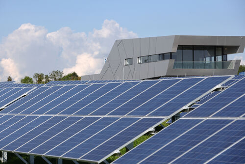 Solarkraftwerk, Solarmodule, Gebäude