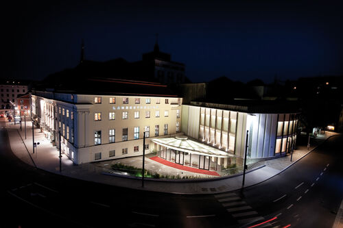 Blick auf das Landestheater Linz Spielstätte Schauspielhaus an der Promenade bei Nacht
