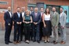 Gruppenbild der Verkehrsreferentinnen und Verkehrsreferenten, mittig stehen Bundesministerin Leonore Gewessler und Landesrat Mag. Günther Steinkellner, insgesamt stehen zehn Personen neben- bzw. hintereinander vor dem Eingang zur Linzer Tabakfabrik