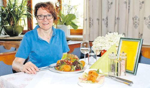 Frau beim Essen im Restaurant 